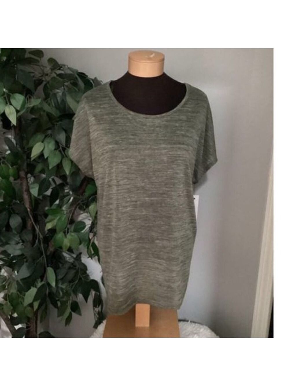 Apt 9 short dolman sleeve tee Woman’s XL 
Crewneck crochet back NWT